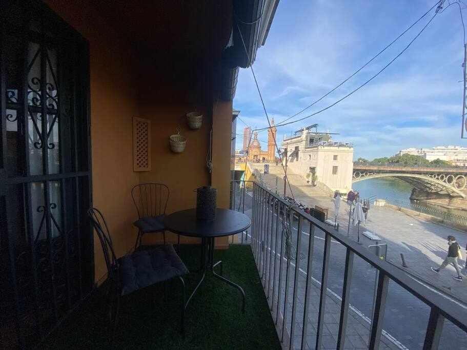 Apartamento Con Vistas Al Rio Севиля Екстериор снимка